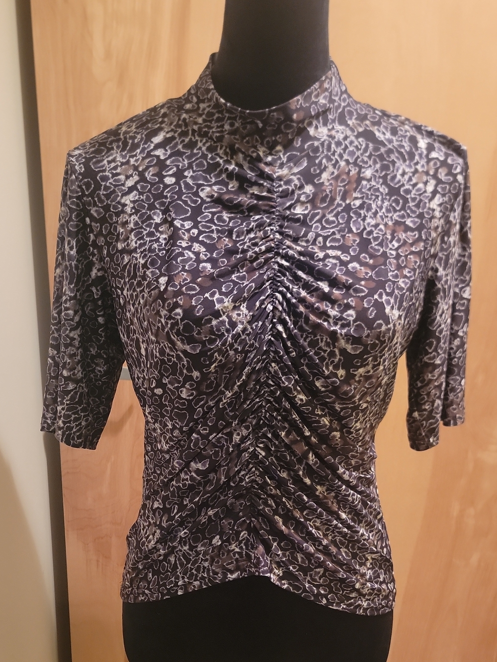 Viereck Ruched High Neck Short Sleeve Top in Black and Gray